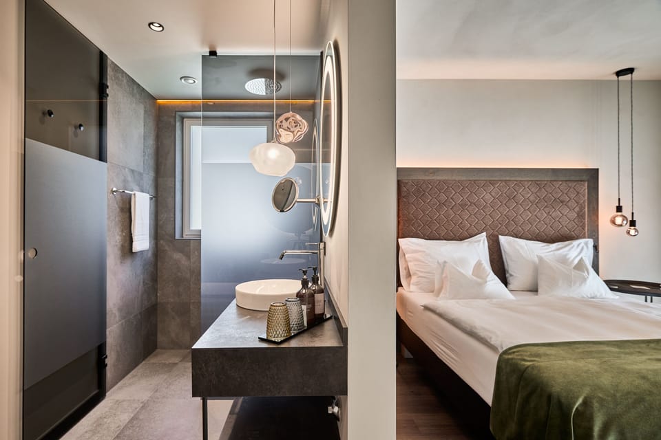 Deluxe Double Room | Bathroom | Shower, rainfall showerhead, free toiletries, hair dryer