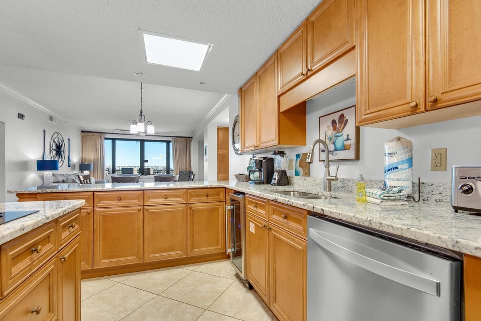 Apartment, Multiple Beds (Navarre Towers 104) | Private kitchen | Oven, toaster, paper towels