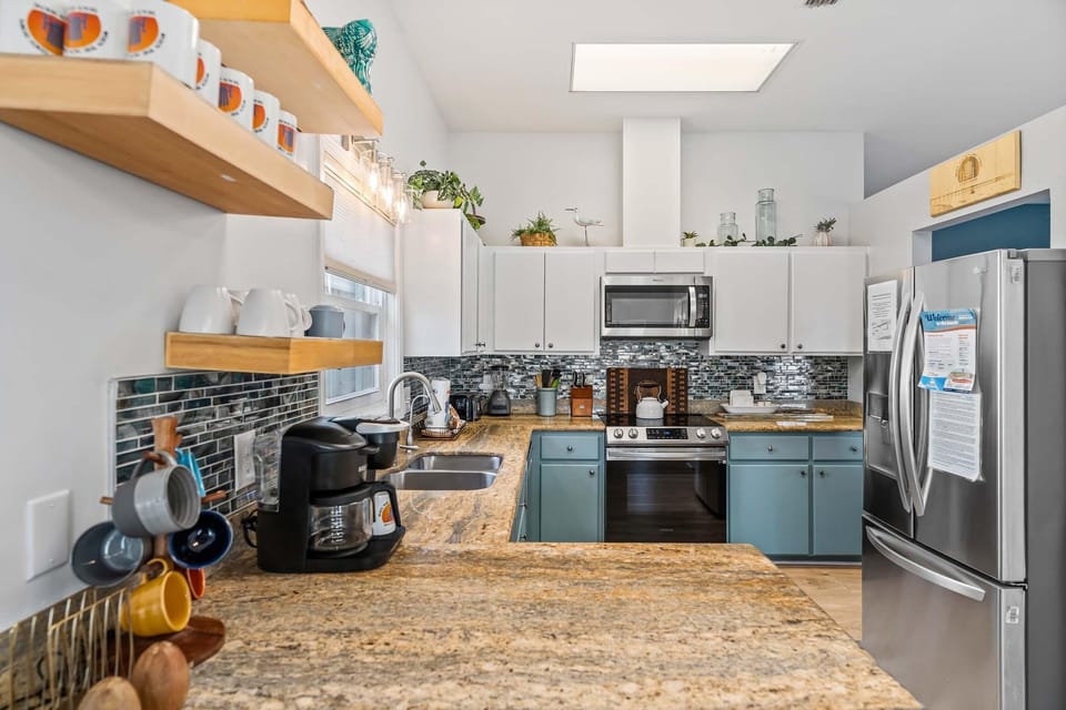House, Multiple Beds (When the Sun Goes Down) | Private kitchen | Oven, toaster