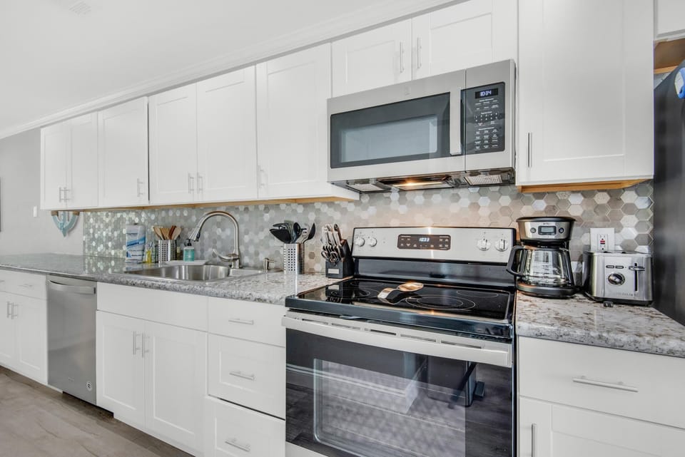House, Multiple Beds (Southern Comfort) | Private kitchen | Oven, toaster, paper towels
