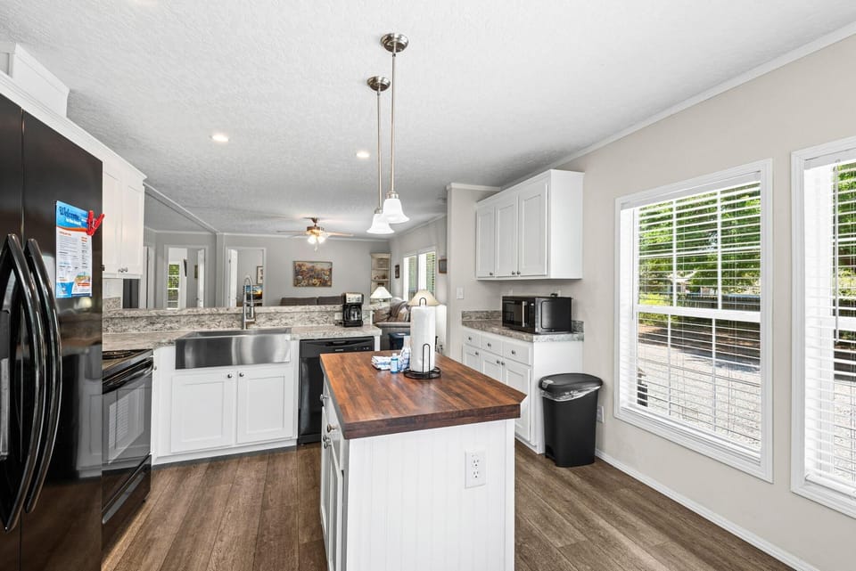 House, Multiple Beds (Beachin' Fun) | Private kitchen | Oven, toaster, paper towels