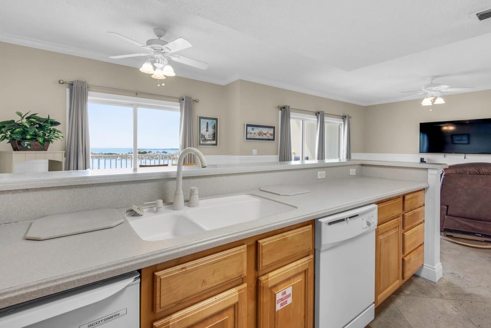 Condo, Multiple Beds (South Harbour 12E) | Private kitchen | Oven, toaster, paper towels