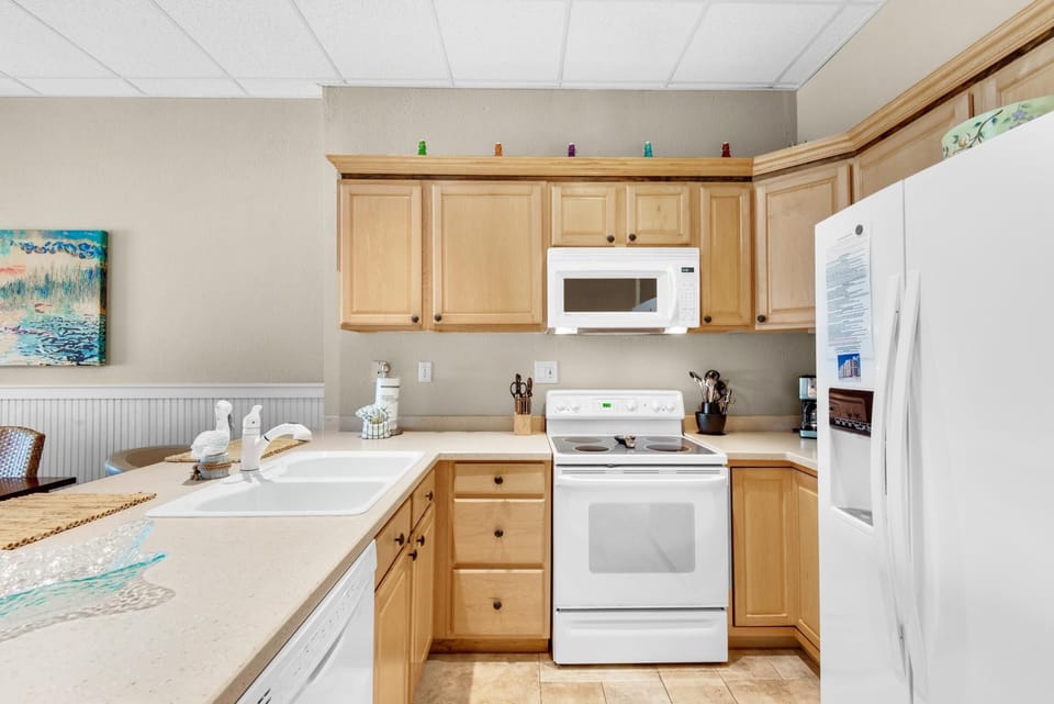 Condo, 1 Queen Bed with Sofa bed (Sans Souci unit 405) | Private kitchen | Oven, toaster, paper towels