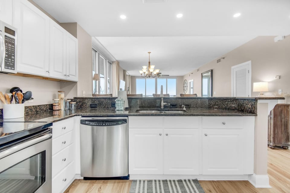 Condo, Multiple Beds (Emerald Dolphin unit 610) | Private kitchen | Oven, toaster, paper towels