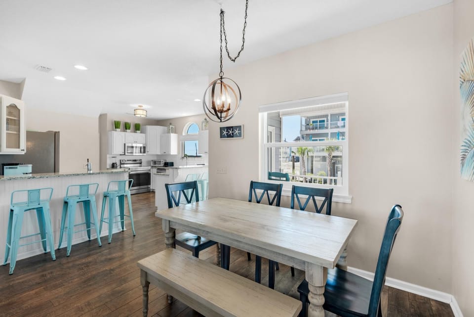 House, Multiple Beds (Nautilus) | Dining
