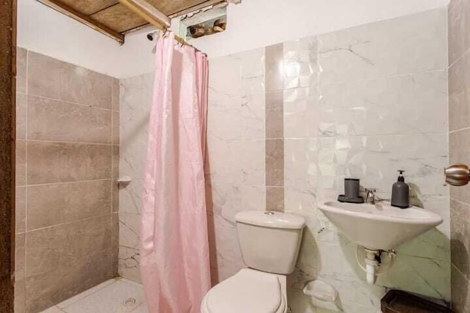 Family Room | Bathroom | Free toiletries