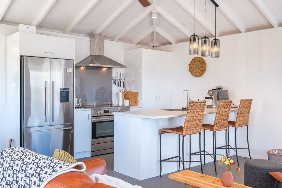 Comfort House | Private kitchen | Full-size fridge, microwave, oven, stovetop