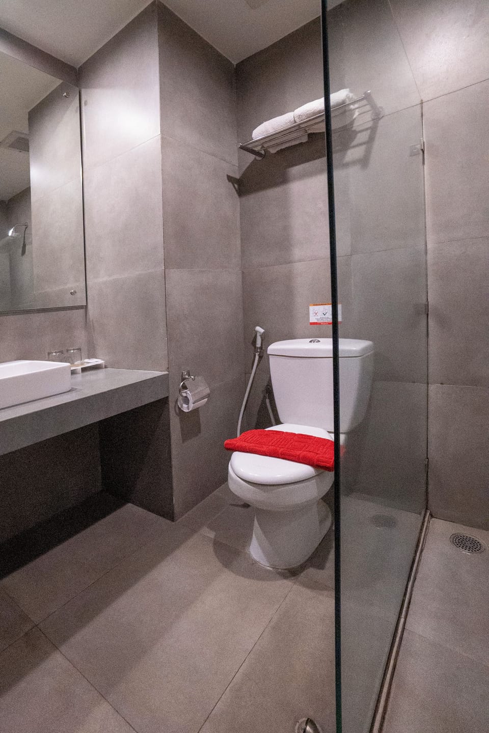 Deluxe Twin Room | Bathroom | Shower, free toiletries, slippers, towels