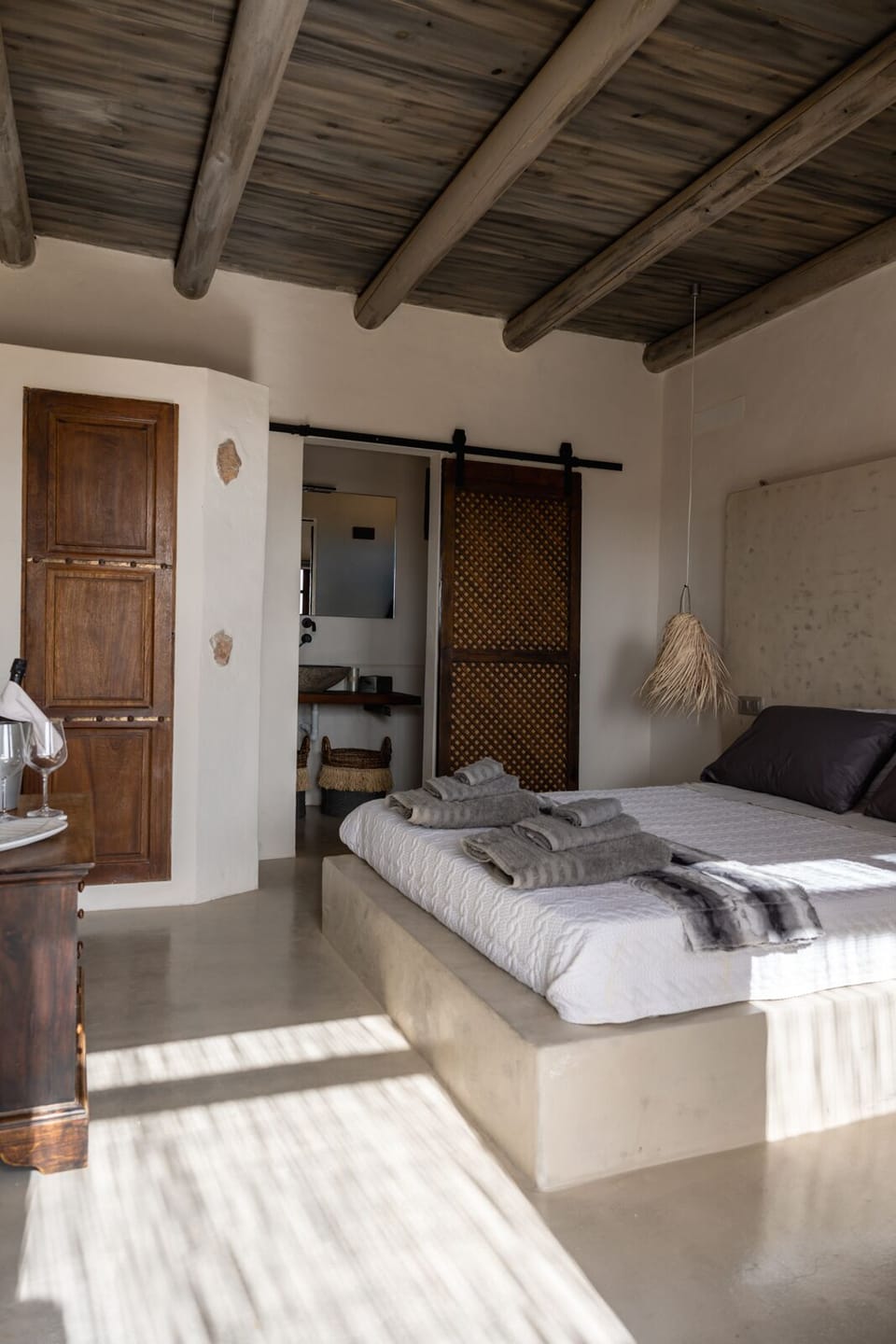 Comfort Room, 1 Queen Bed | In-room safe, free WiFi, bed sheets
