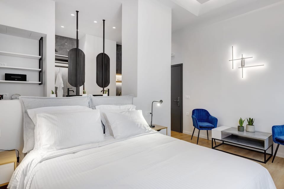 Deluxe Double Room, 1 Queen Bed, City View | Hypo-allergenic bedding, pillowtop beds, in-room safe, blackout drapes