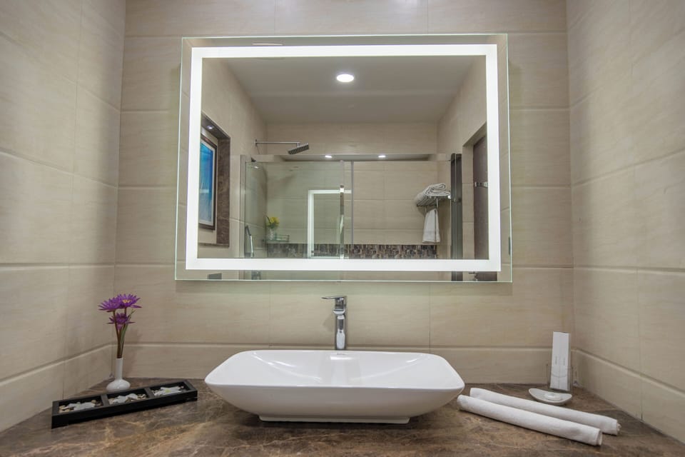 Premium Room | Bathroom | Separate tub and shower, free toiletries, hair dryer, slippers