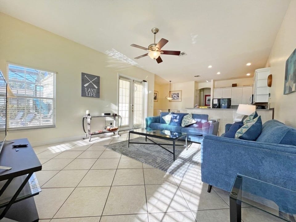 House, 5 Bedrooms | Living area