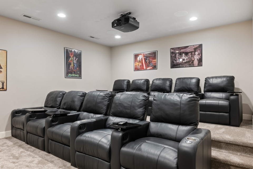 House, 6 Bedrooms | Living area | Smart TV