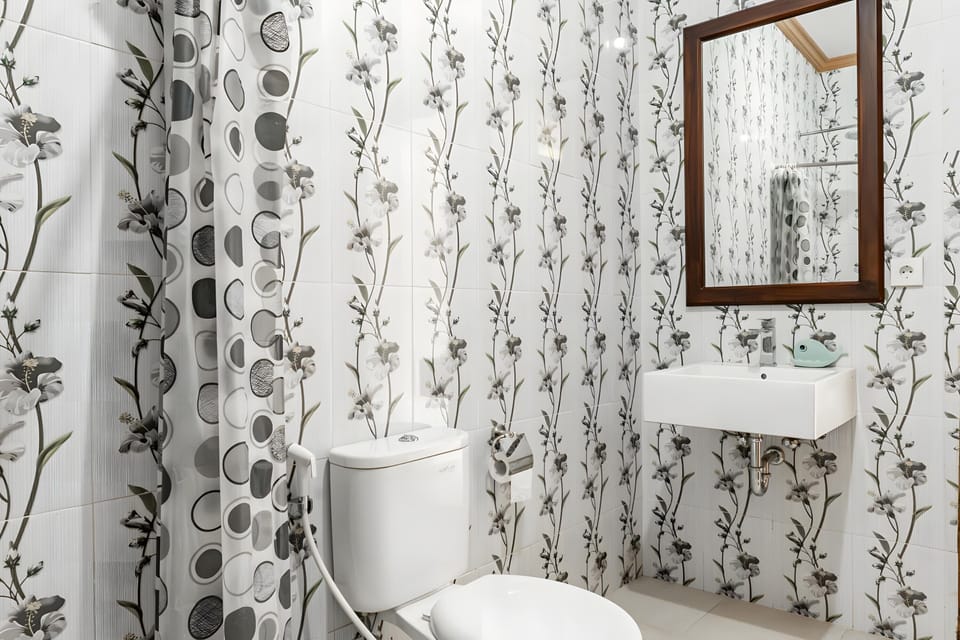 Deluxe Studio | Bathroom | Shower, soap