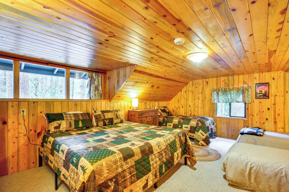Forested 'minikahda Lodge' w/ Hot Tub Near Mt Hood Cottage in Mount Hood Village