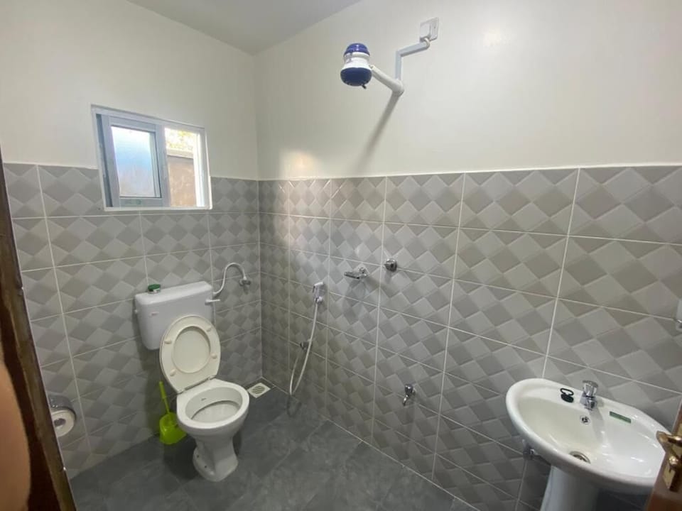 Shower, rainfall showerhead, free toiletries, slippers