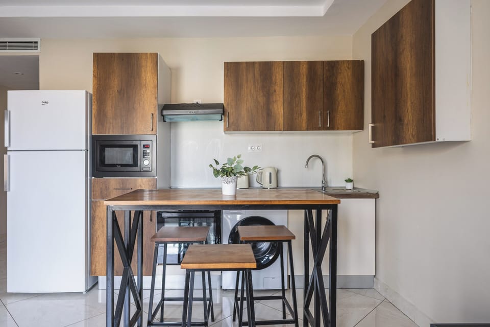 Coffee/tea maker, full-size fridge, microwave, oven