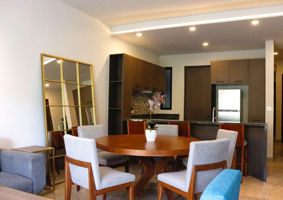 Superior Apartment, Balcony, Garden View | Dining room