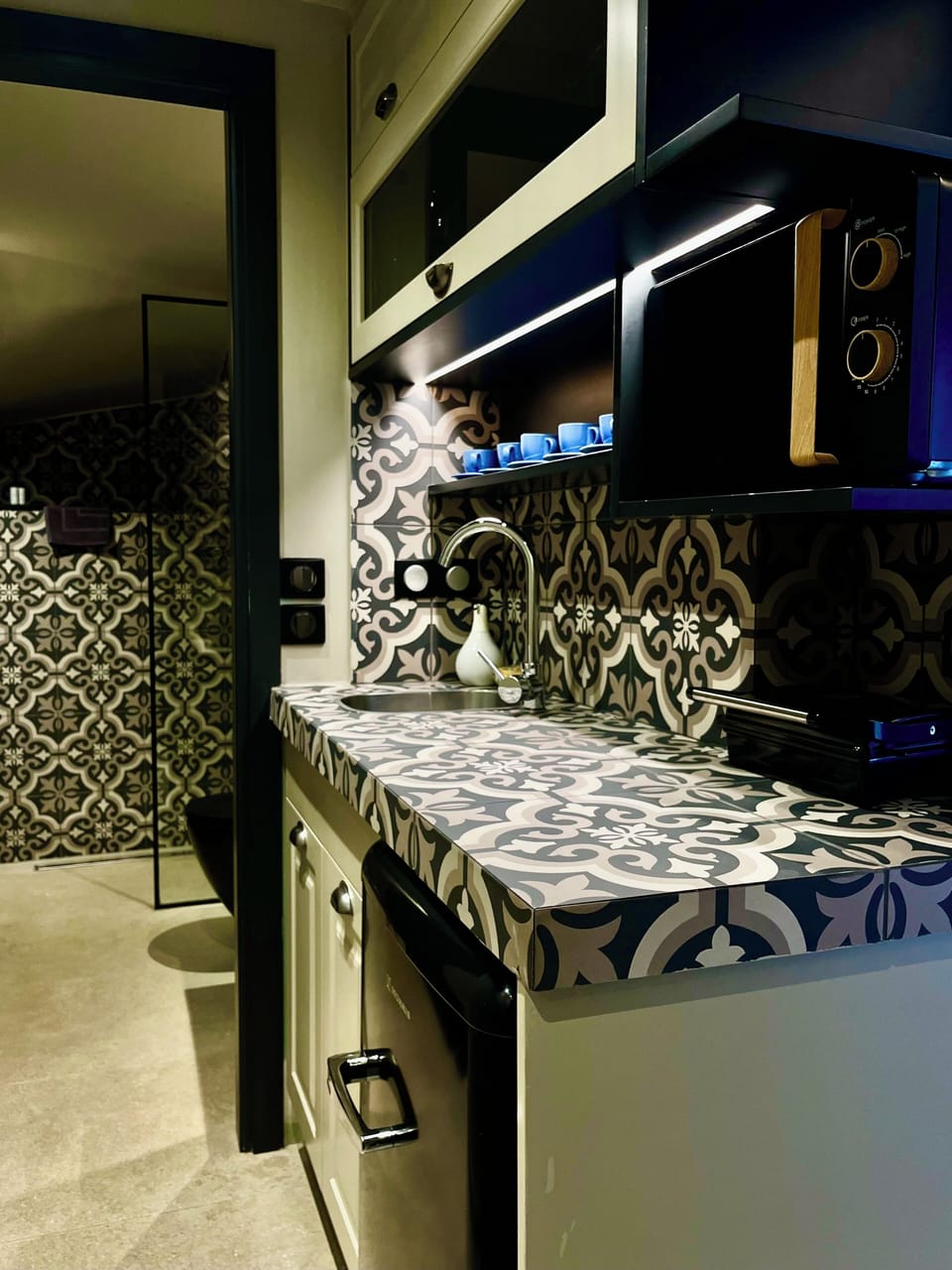 Deluxe Studio Suite, 1 Queen Bed, Garden View, Garden Area | Private kitchen | Microwave, espresso maker, coffee/tea maker, electric kettle