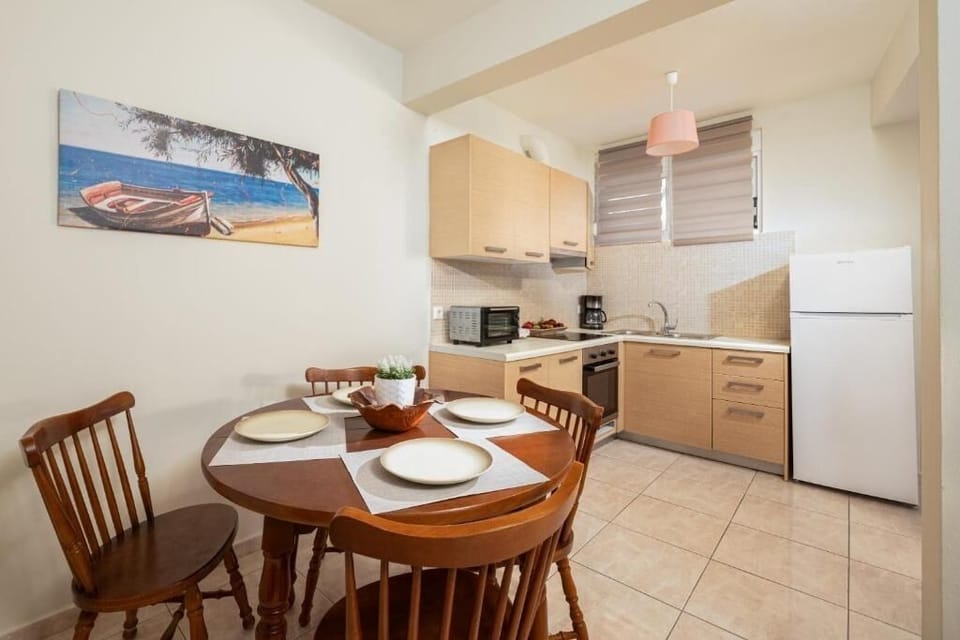Grand Villa | Private kitchen | Fridge, oven, stovetop, electric kettle