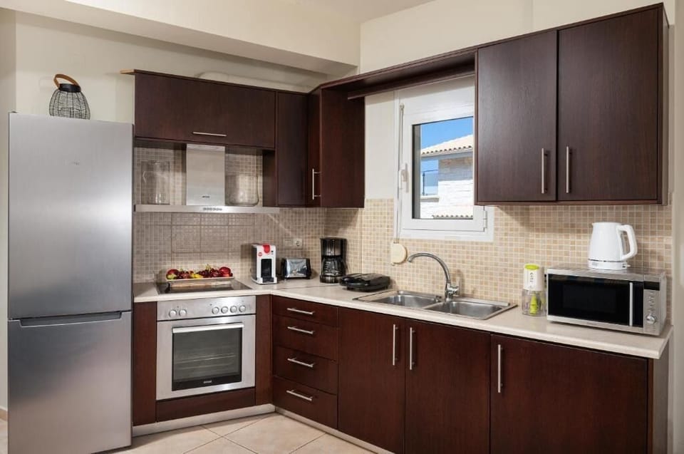 Fridge, oven, stovetop, electric kettle