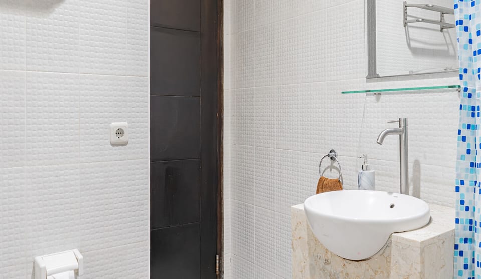 Standard Suite | Bathroom | Free toiletries, soap, shampoo