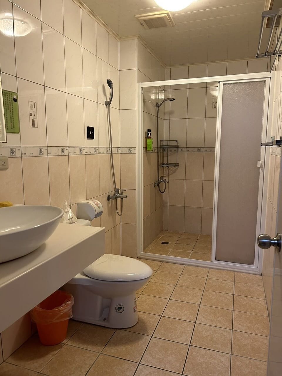 Deluxe Quadruple Room, City View | Bathroom | Shower, hair dryer, bidet, towels
