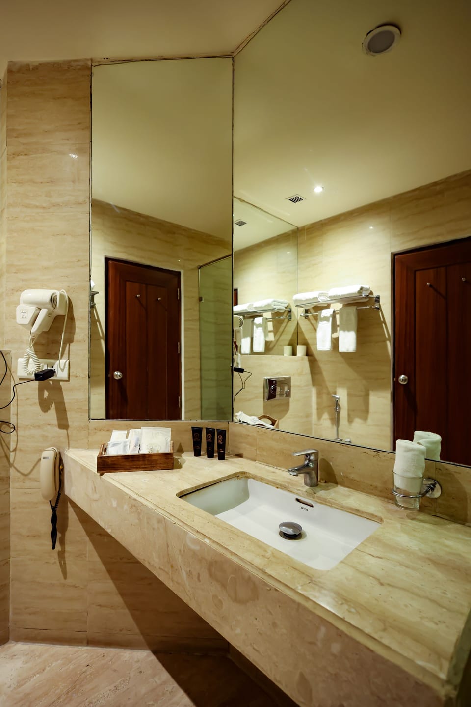 Premier Room | Bathroom | Shower, rainfall showerhead, free toiletries, hair dryer