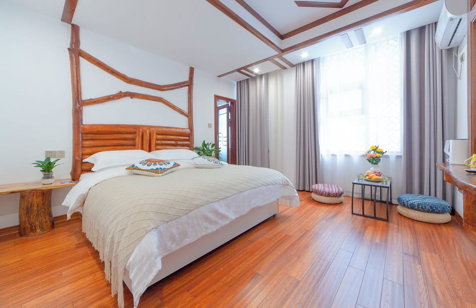Superior Single Room | Desk, soundproofing, WiFi (free)
