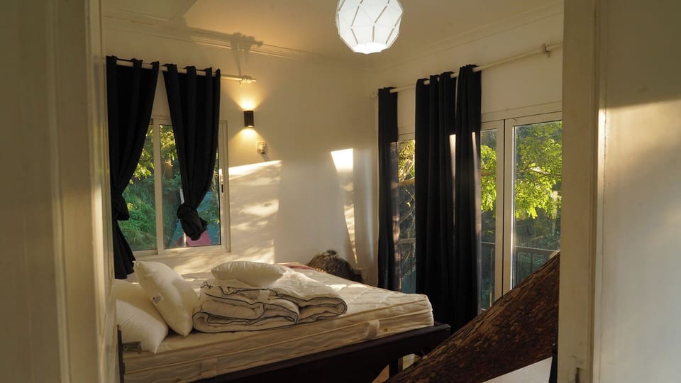 Sihina Isawwa - Tree-Top House | Premium bedding, individually decorated, individually furnished, desk