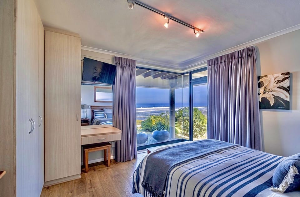 Comfort Room, Ocean View | In-room safe, desk, blackout drapes, free WiFi