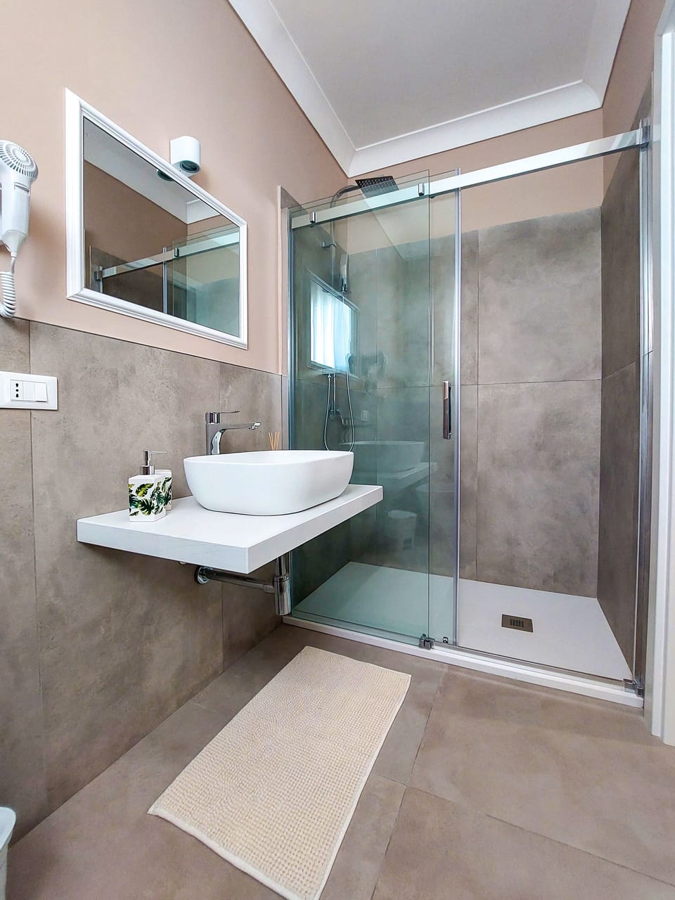 Shower, rainfall showerhead, free toiletries, hair dryer