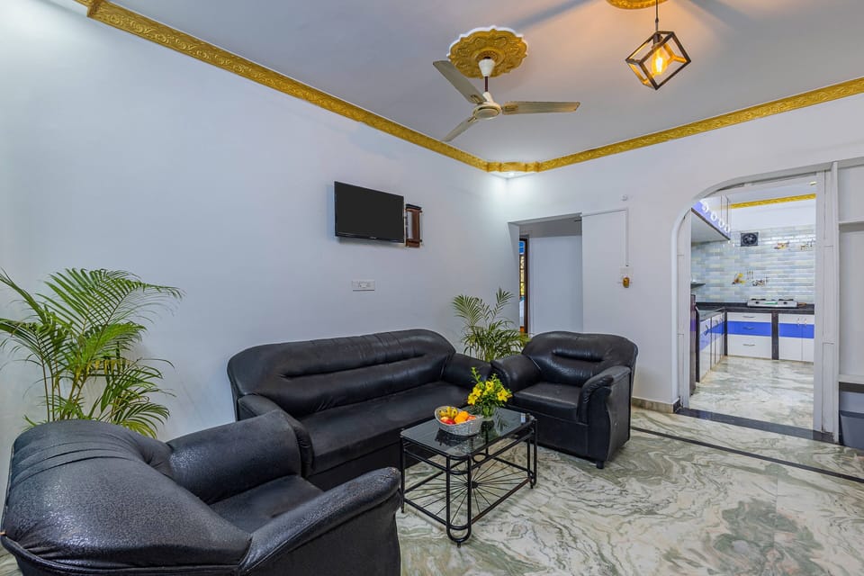Family Apartment, 2 Bedrooms, Courtyard View, Ground Floor | Living area | 32-inch LCD TV with satellite channels