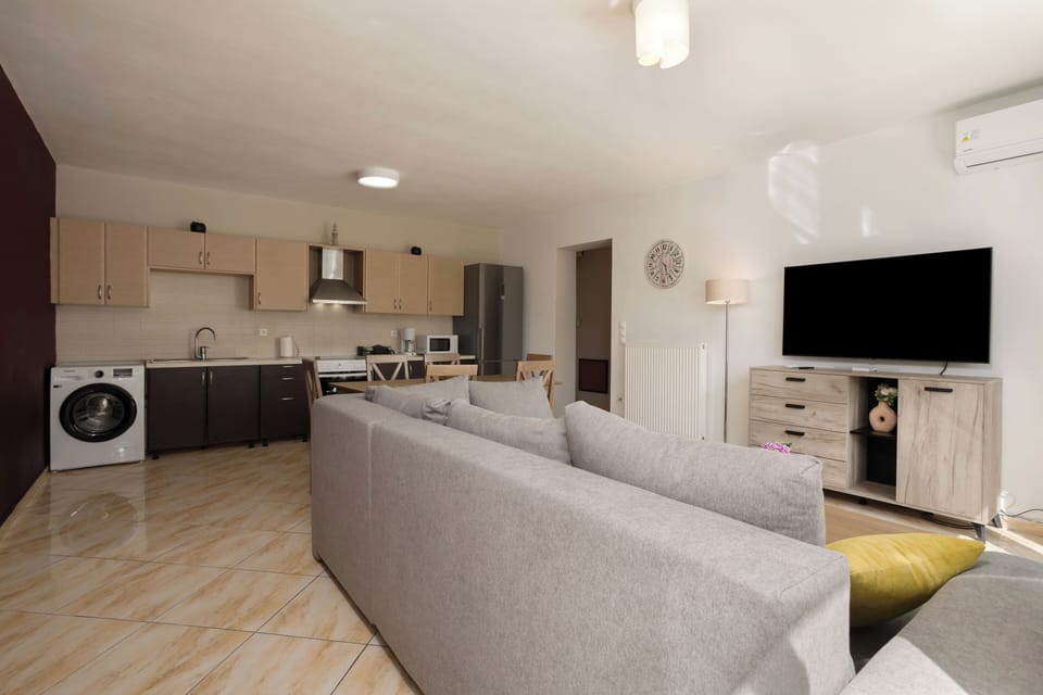 Apartment, 3 Bedrooms, Smoking, Patio | Living room
