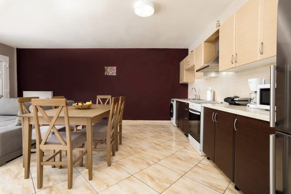 Apartment, 3 Bedrooms, Smoking, Patio | Dining room
