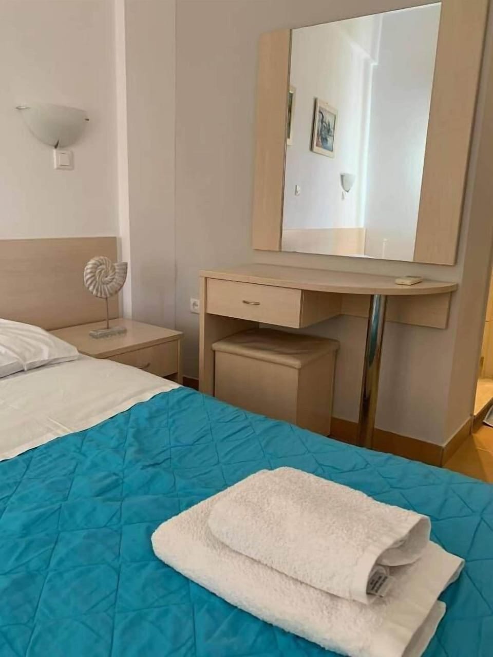 In-room safe, blackout drapes, free WiFi