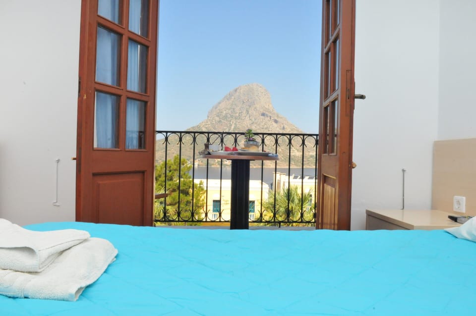 In-room safe, blackout drapes, free WiFi