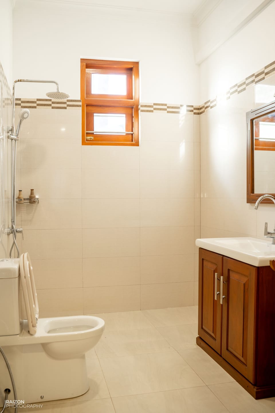 Deluxe Room | Bathroom | Separate tub and shower, rainfall showerhead, free toiletries, towels