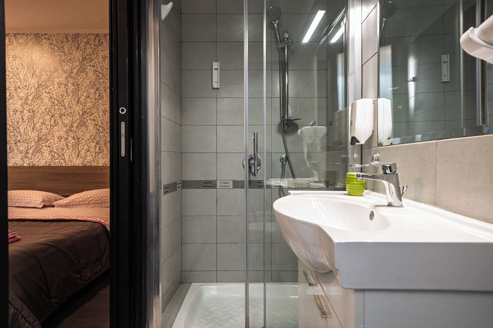 Deluxe Double or Twin Room, Balcony | Bathroom