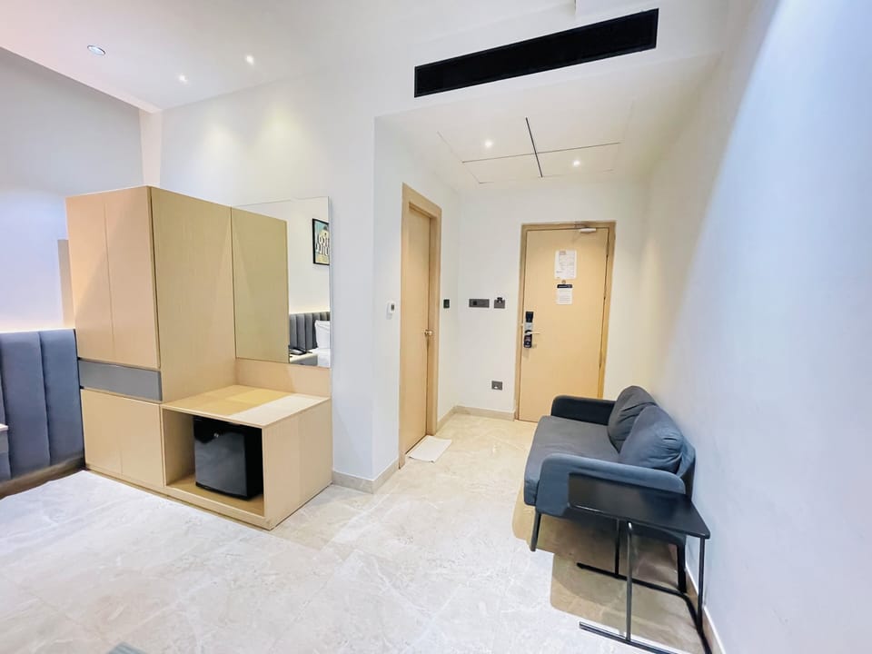 Executive Room | Minibar, desk, laptop workspace, soundproofing