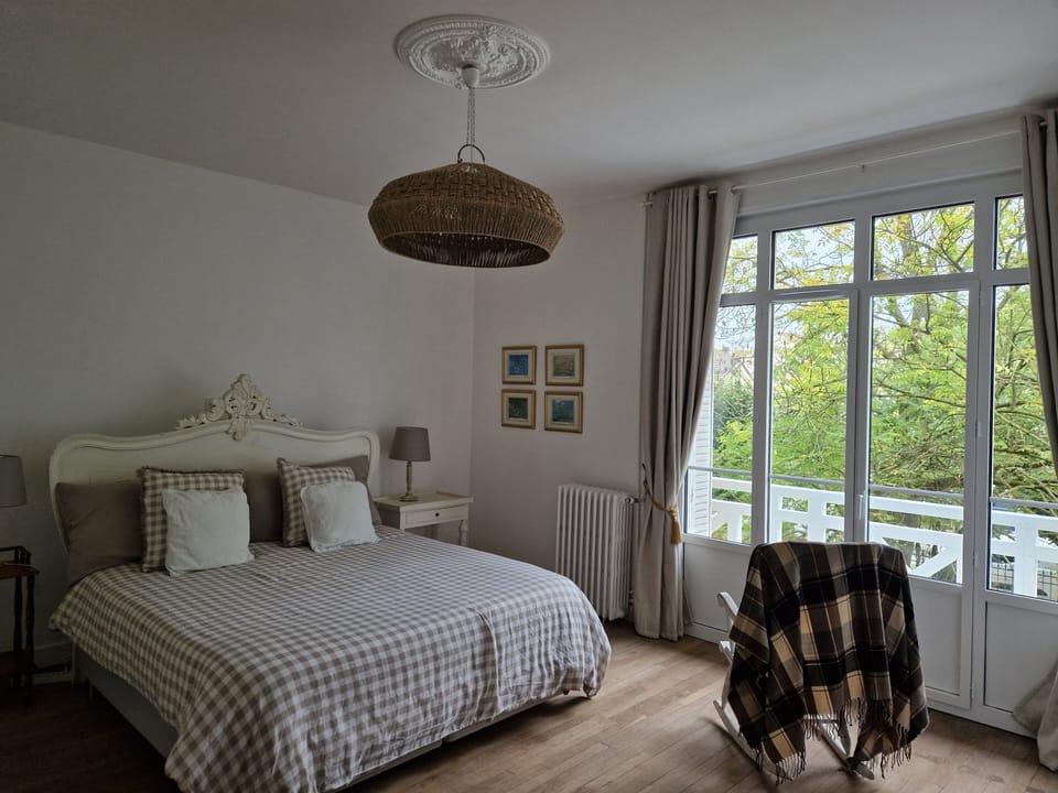 Classic Room | Free rollaway beds, free WiFi, bed sheets