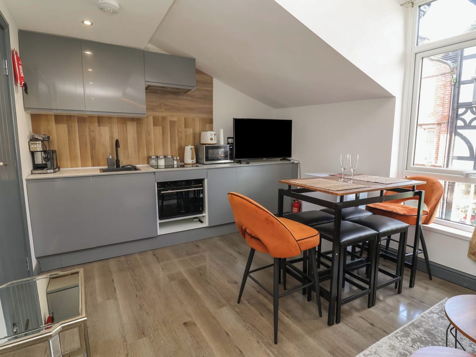 Cottage | Private kitchen | Fridge, dishwasher, electric kettle, cookware/dishes/utensils