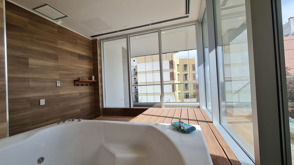 Sauna, hot tub, steam room, massages