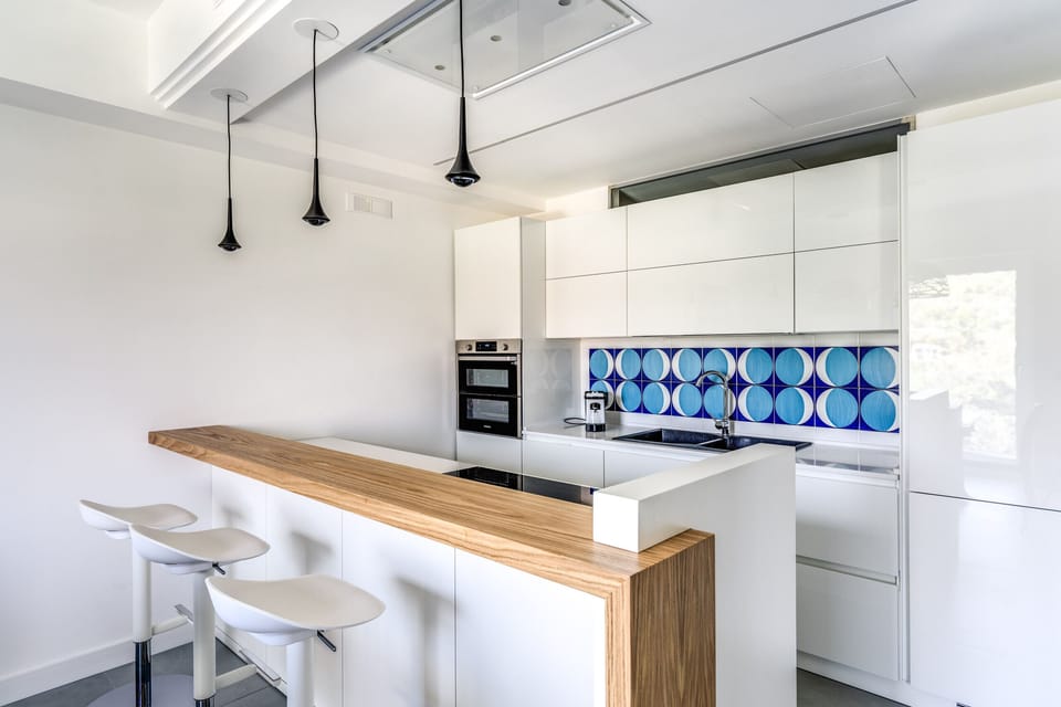 Microwave, oven, dishwasher, coffee/tea maker