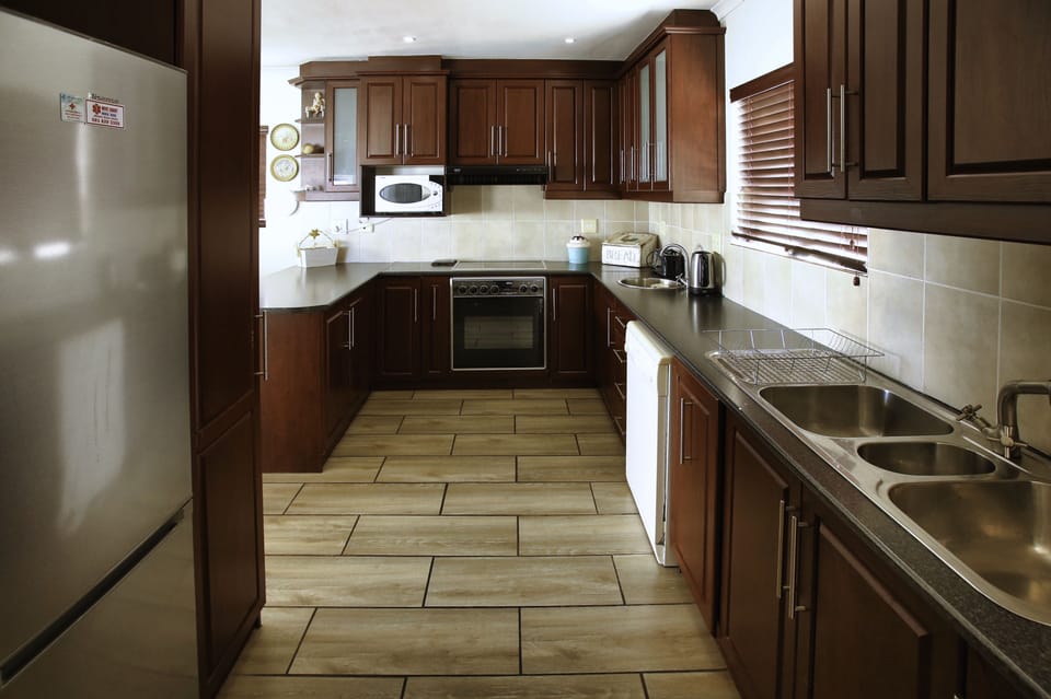 Traditional House | Private kitchen | Full-size fridge, microwave, oven, stovetop