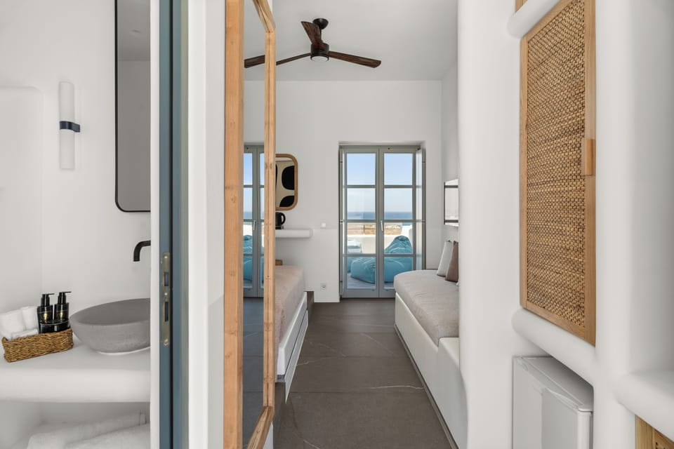Deluxe Double Room with Sea View and Jet Tub | In-room safe, soundproofing, free WiFi, bed sheets