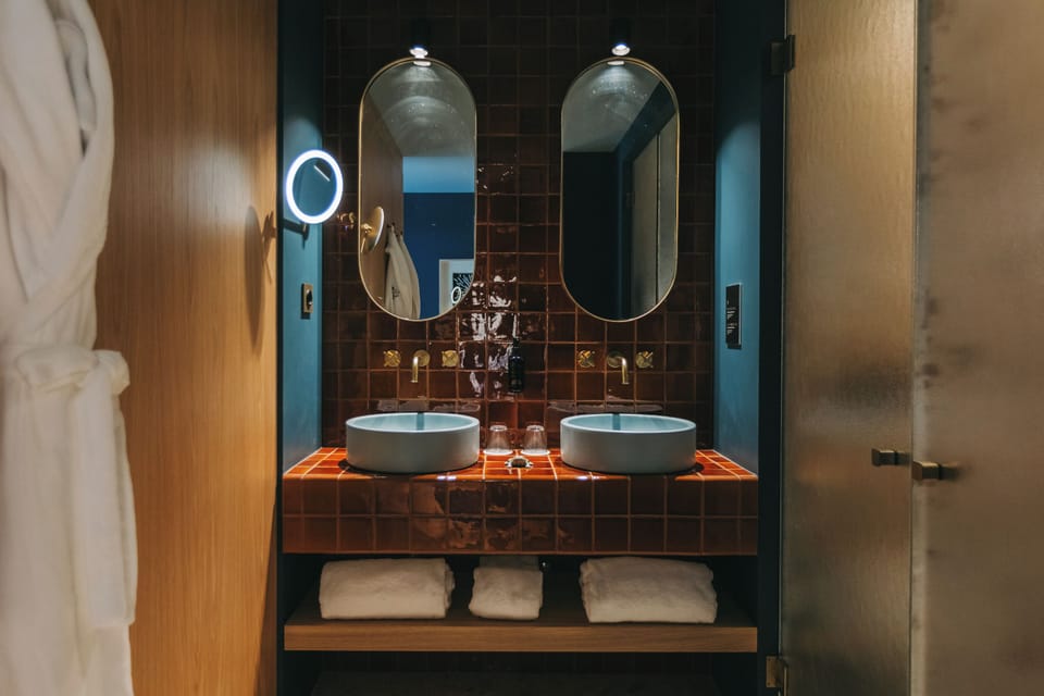 Deluxe Suite, Bathtub, River View | Egyptian cotton sheets, premium bedding, memory foam beds, minibar