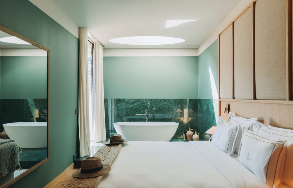 Royal Suite, Bathtub, River View | Egyptian cotton sheets, premium bedding, memory foam beds, minibar