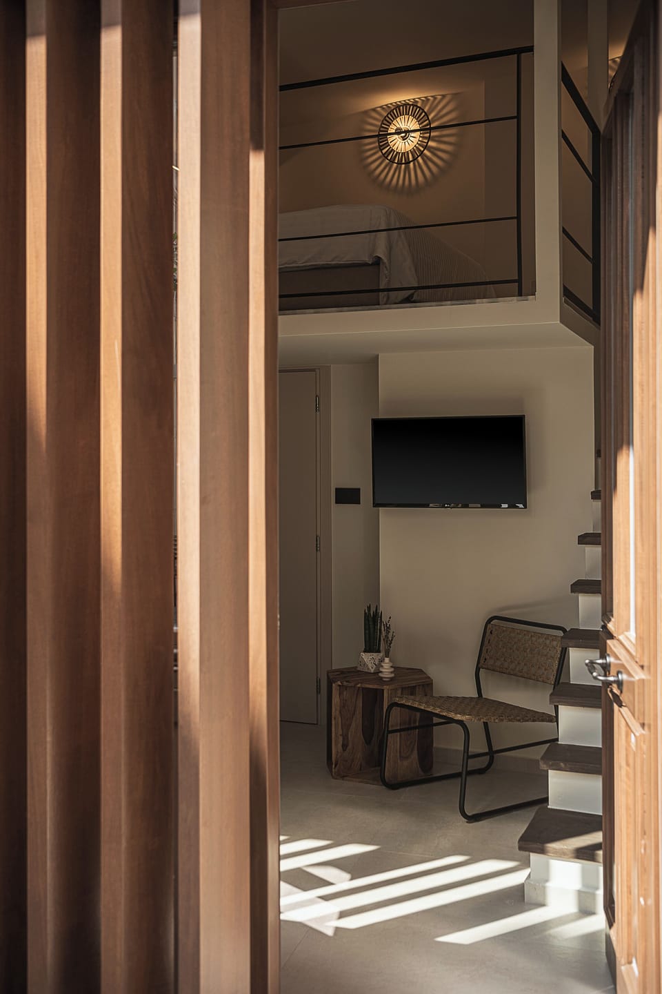 Deluxe Room | Living area | 32-inch Smart TV with satellite channels