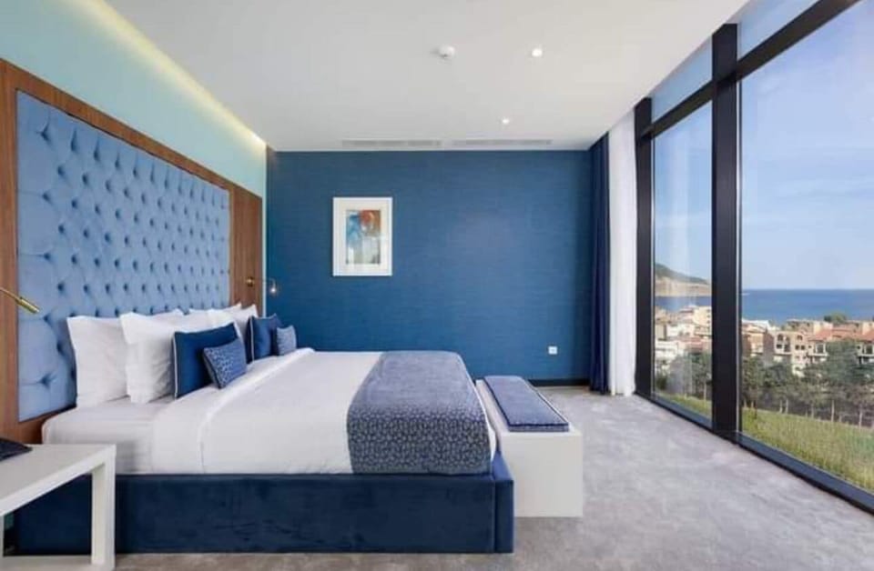 Premium bedding, minibar, laptop workspace, soundproofing